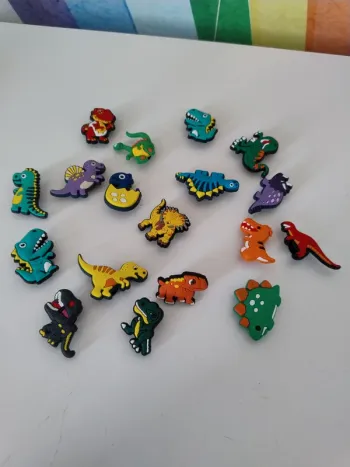18 pièces de décoration pour Crocs en forme de dinosaures