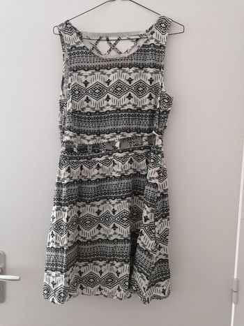 Robe blanche à motifs