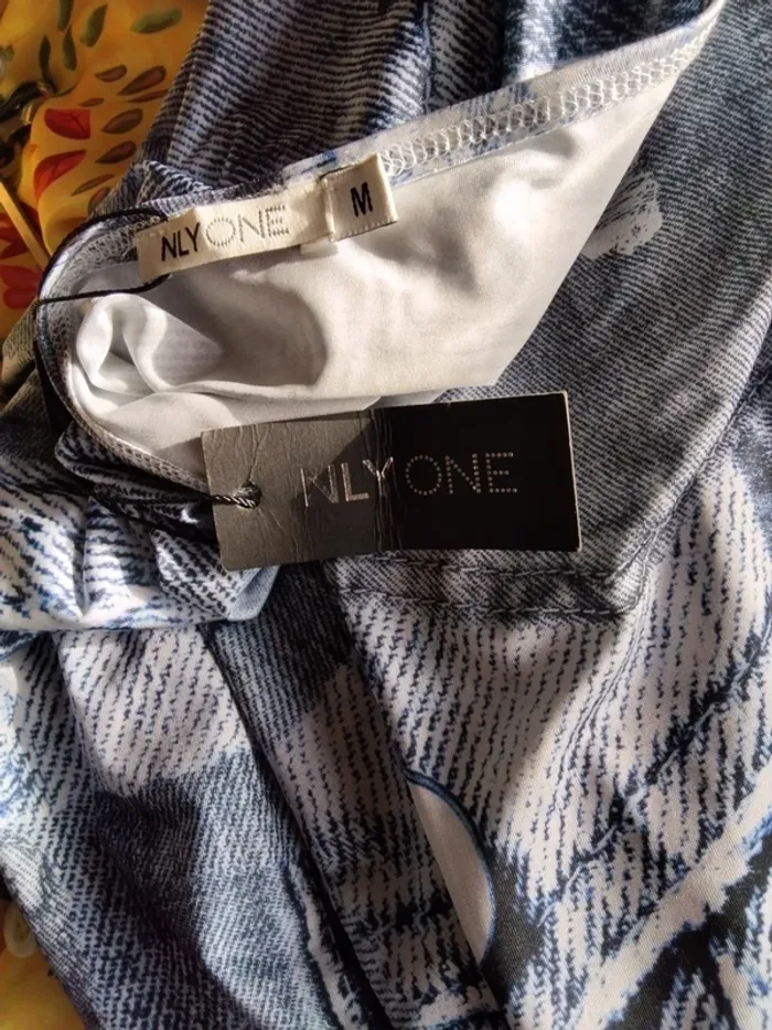 Robe dos nu Courte. Marque Nlyone (A103) - photo numéro 3