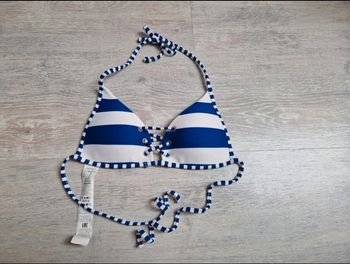 Haut de maillot de bain Calzedonia 36
Rembourré 
Rayé bleu et blanc