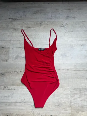 Body rouge fine bretelles