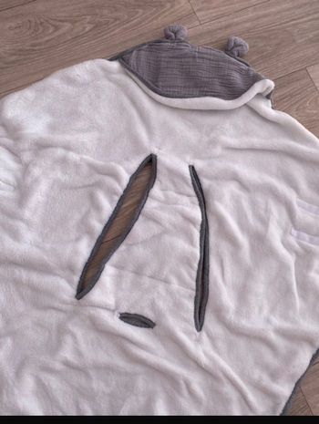 Plaid à capuche pour siège auto