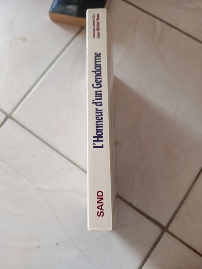 Livre L'honneur d'un gendarme - photo numéro 3