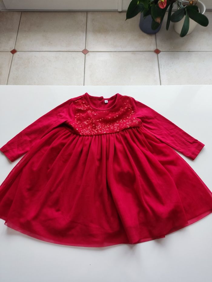 Robe rouge à paillettes et tulle