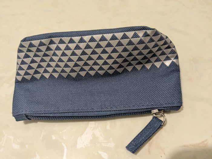 Joli porte monnaie Yves Rocher bleu et argenté. - photo numéro 2