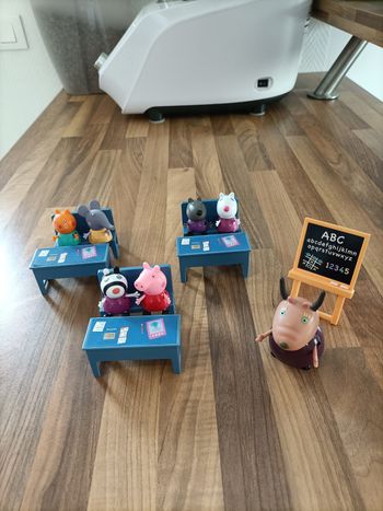 Peppa Pig à l'école - Salle de classe (Me Gazelle et ses 6 éleves)