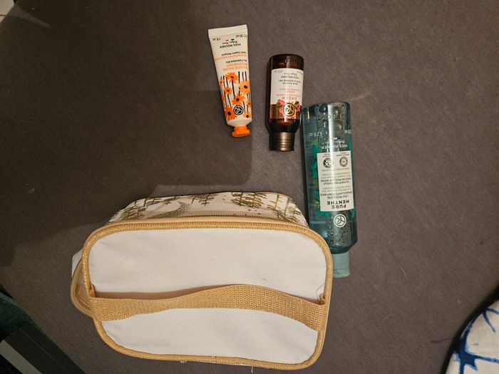 Lot produits cosmétiques yves rocher et vanity