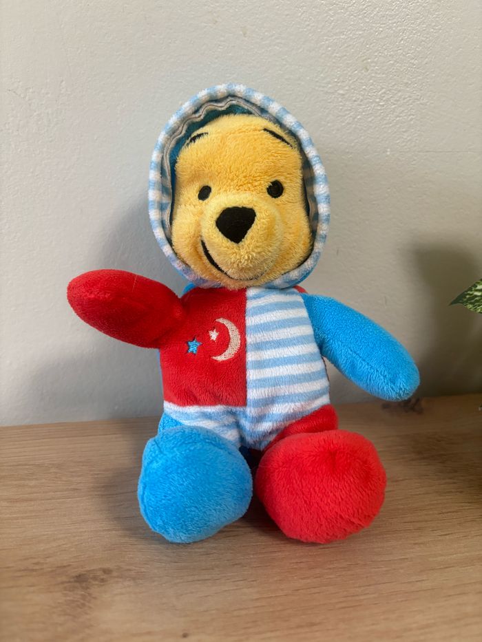 Doudou Winnie pyjama capuche bleu rouge étoile Disney nicotoy