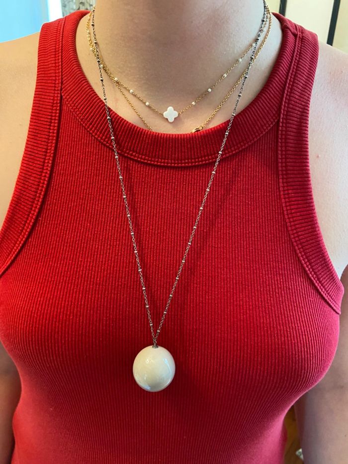 Sautoir argenté pendentif boule en résine beige Cyrillus