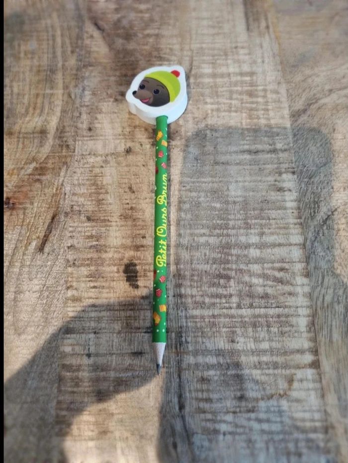 Crayon de papier petit ours brun