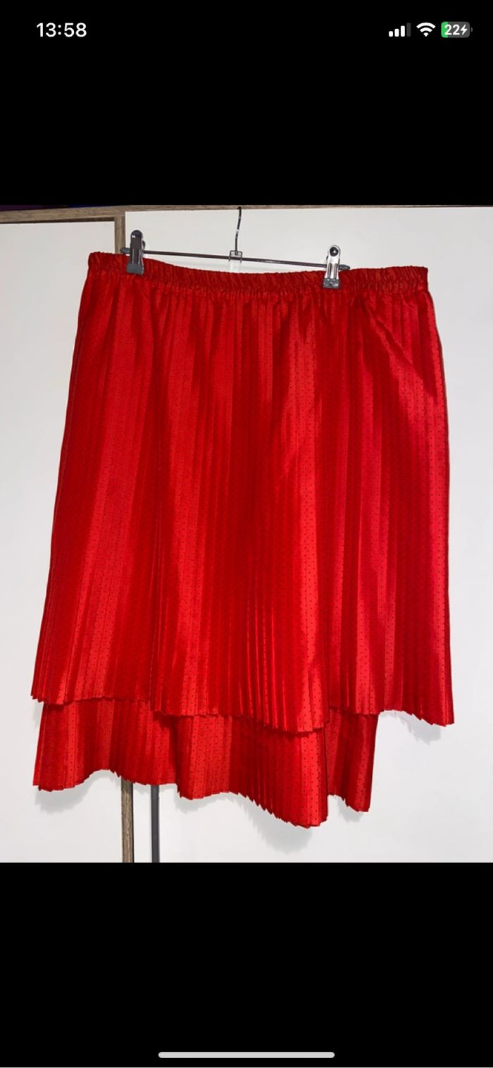 Jupe plissée rouge à pois