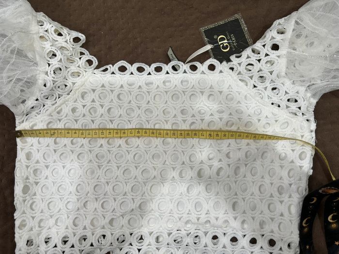 Superbe petite blouse blanche en dentelle crochetée et manches ballons en tulle - photo numéro 3