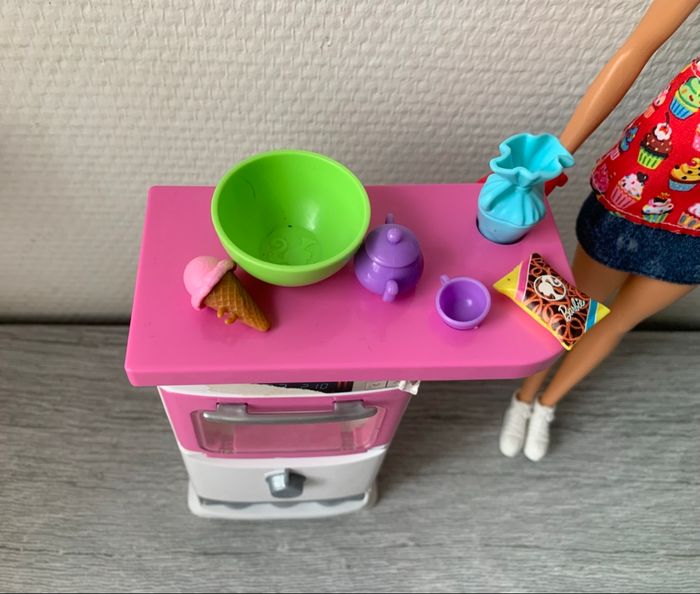 Barbie cuisinière et son four - photo numéro 2