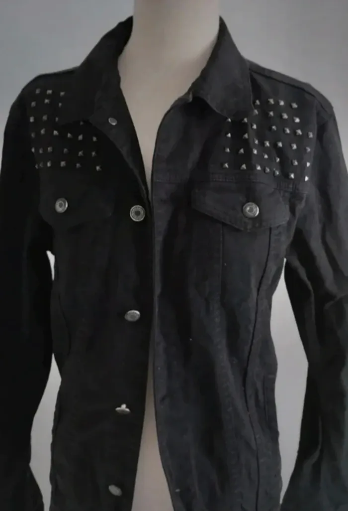 Magnifique Veste en jean noir clouté Zara taille 40-42 - photo numéro 2