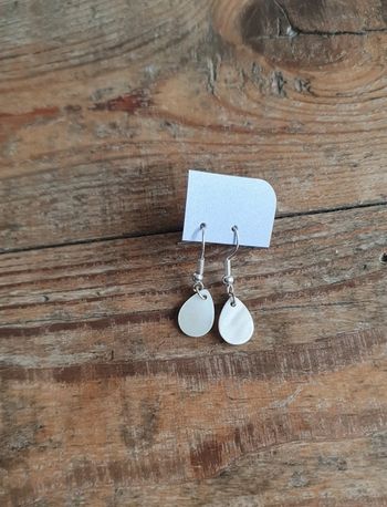 Boucles d'oreilles neuves pendantes blanc crème nacrées