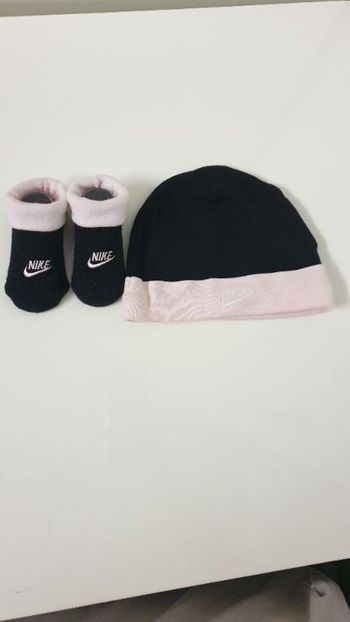 Bonnet et chaussettes bébé fille Nike