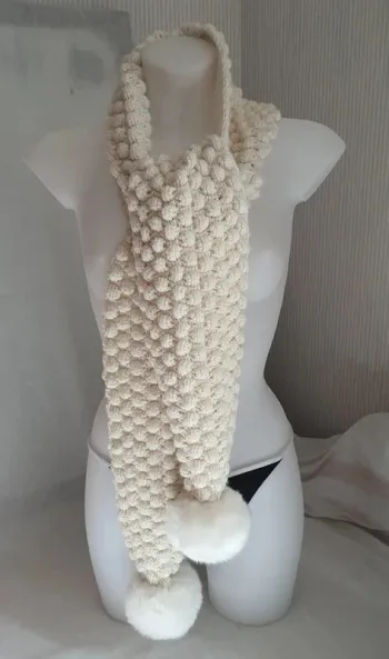 Très belle écharpe pompon "Superdry"