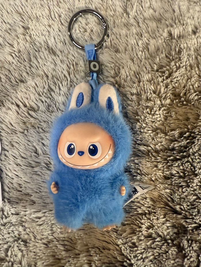 Labubu pin for love lettre O - photo numéro 2