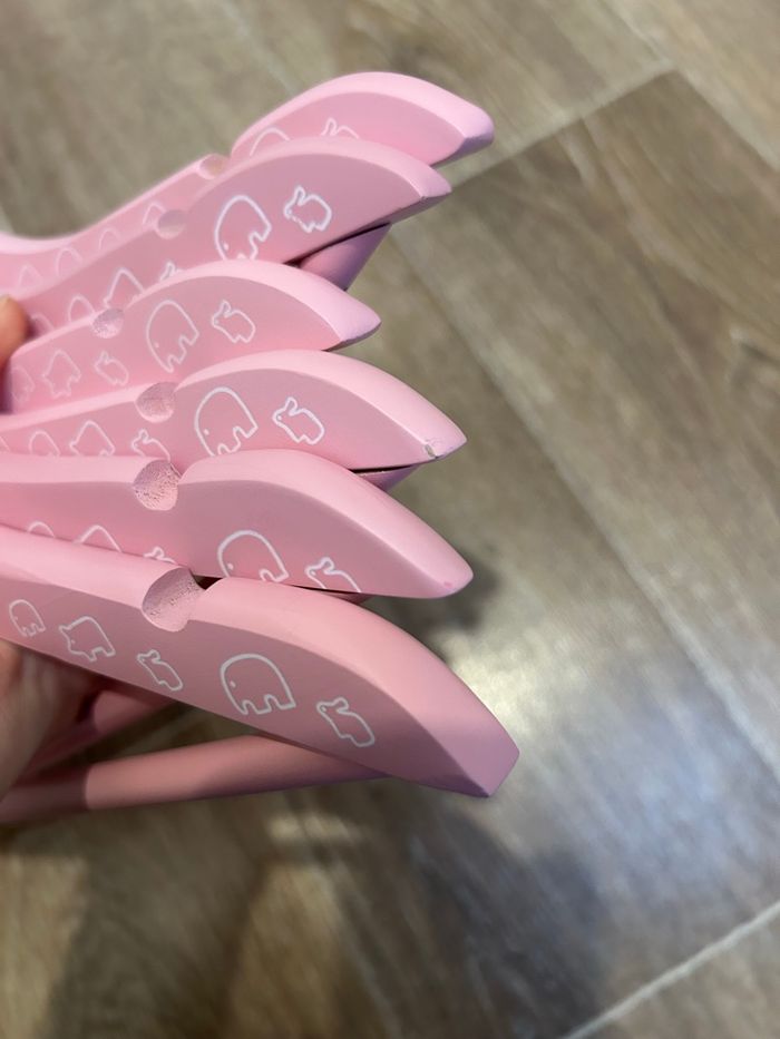 Lot 6 cintres enfant en bois rose - photo numéro 8