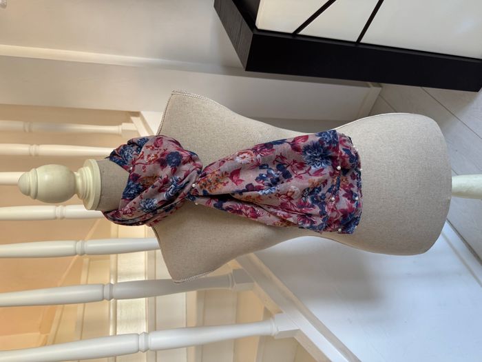 Foulard Rose à fleurs roses et bleues et perles crème - photo numéro 1