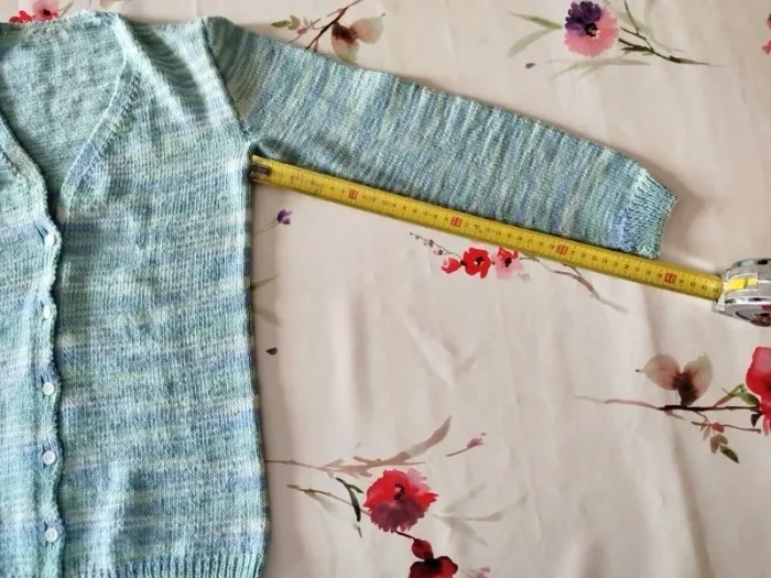 Pull et gilet tricotés main multicolores - photo numéro 4