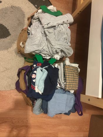 Gros lot de vêtement.