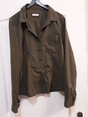 Jolie chemise kaki. Pate de boutonnage pour raccourcir les manches