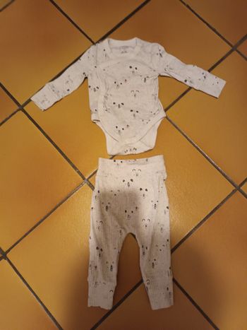 Ensemble bodie cache coeur et pantalon 3 6 mois