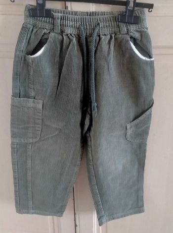 Pantalon velours kaki enfant/ taille 4 ans/ tres bon etat.