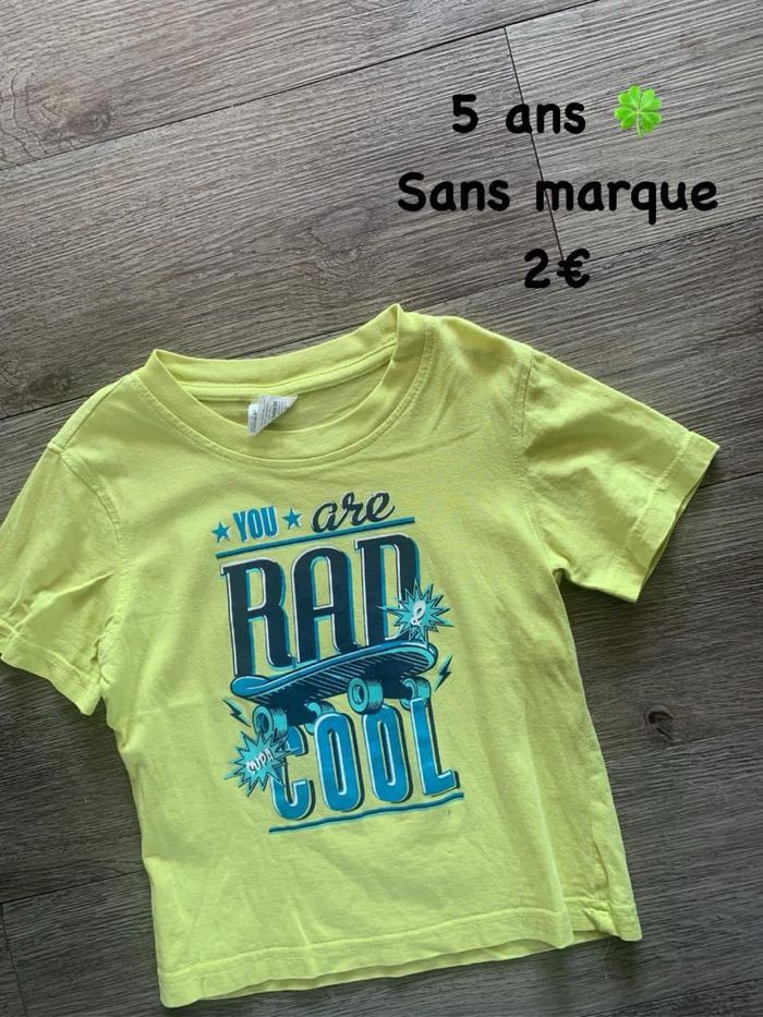 T-shirt 🍀 5 ans 🍀 Sans marque