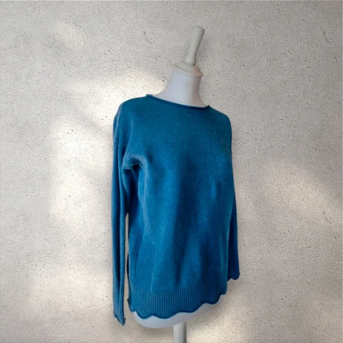 Pull doux bleu bordure ondulées taille S-M - photo numéro 2