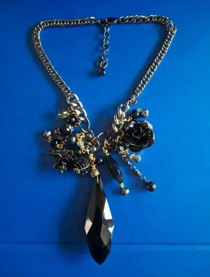 Collier long NEUF avec chaine argentée et breloques - photo numéro 2