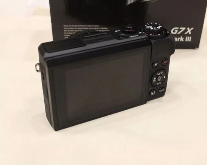 Canon Powershot G7X Mark III avec 2 batteries , 1 chargeur et une carte mémoire 128Go en parfait éta - photo numéro 3