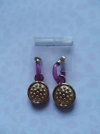 Boucles d'oreilles dorées violettes oreilles percées
