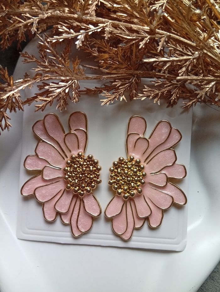 Boucles d'oreilles fleur dorées et rose pastel - photo numéro 3