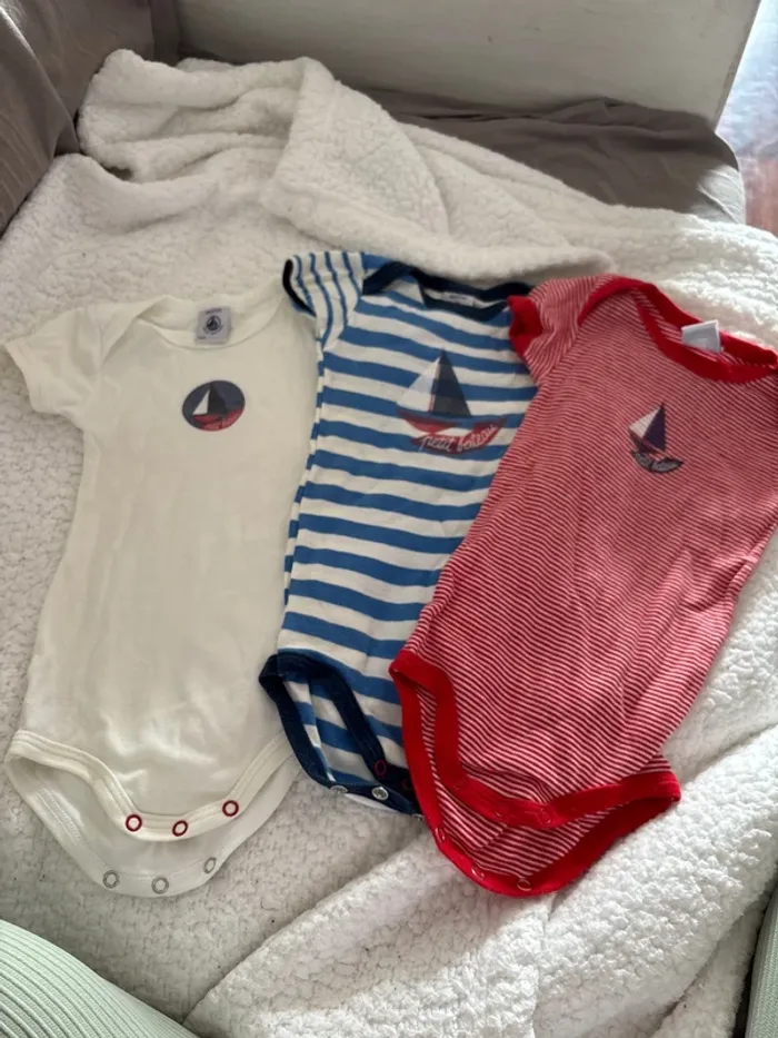 Lot de 3 bodys petit bateau en 6 mois