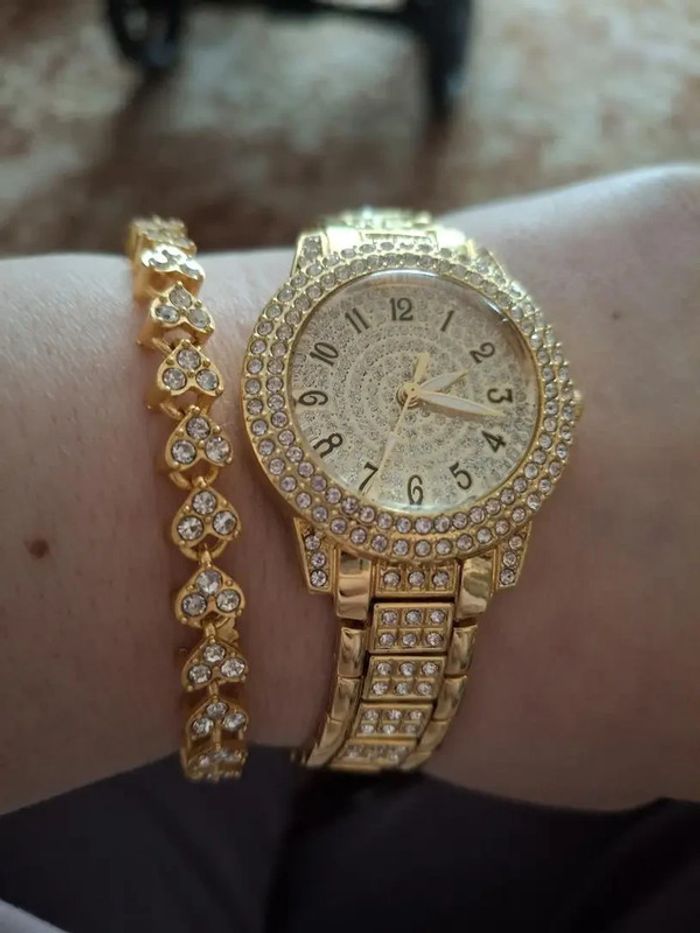 Montre dorée strass femme style luxe vintage brillant