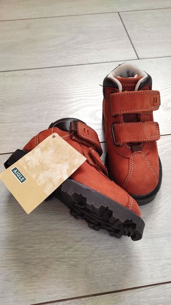 Chaussures de randonnée Aigle cuir neuves taille 24