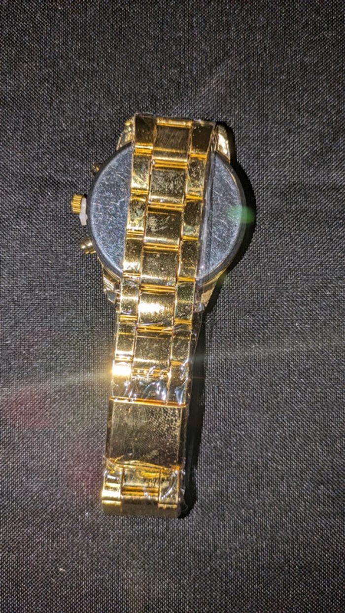 Jolie montre dorée
jamais porté - photo numéro 4