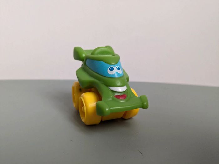 Petite voiture verte et jaune