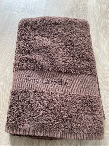 Drap de bain chocolat Guy Laroche excellent état lavé et repassé utilisé 1 fois comme neuve  largeur 66 cm longueur 129 cm