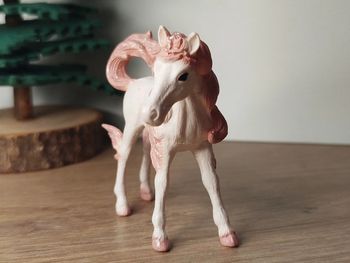 Schleich Poulain blanc et rose décoré Figurine Animal imaginaire Bayala