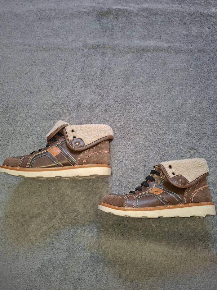 Chaussures montantes fourrées taille 33 NEUF - photo numéro 1