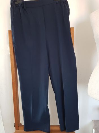 Pantalon femme bleu marine Taille élastique. Kiabi. T42, tour taille 82cm, haut 96cm.