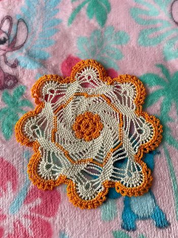 Napperon orange et blanc