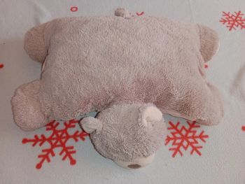 Peluche qui fait coussin