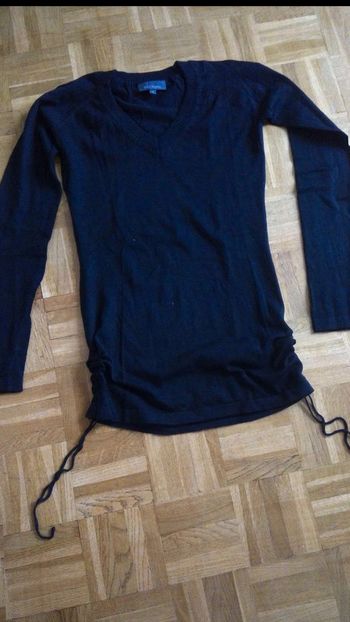 Pull noir  avec  galon  cote  TS