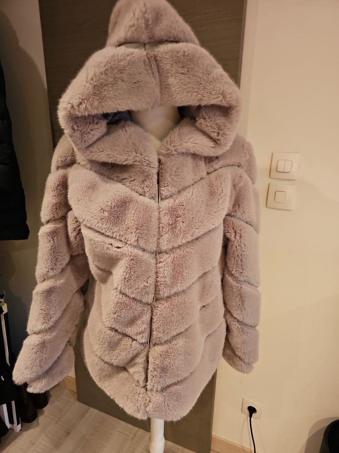 Manteau fourrure grise a capuche taille S tres bon état - photo numéro 1
