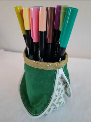 Trousse verticale transformable en pot à crayons