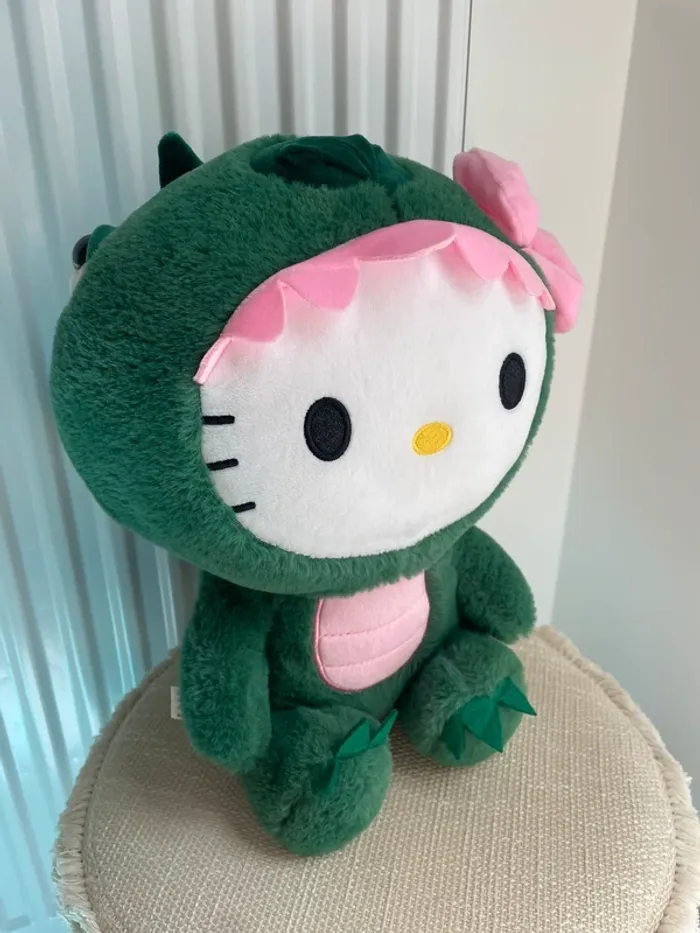 Peluche Sanrio Hello Kitty Dinosaure 🦖 - photo numéro 3